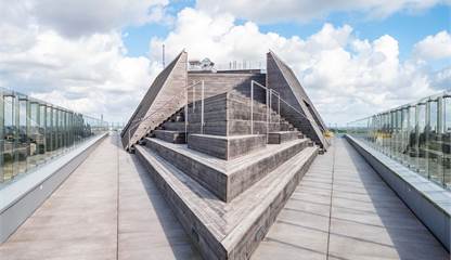 En härlig trappa och loungedel på takterrassen Hyllie Vattenparksgata 12