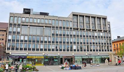 Fastigheten ligger mycket strategiskt placerad vid Stortorget i Södertälje centrum Gästgivaregatan 14