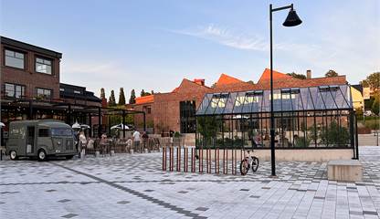 Torget med kvarterskrogen La Tessitura och växthus Strandgatan 42