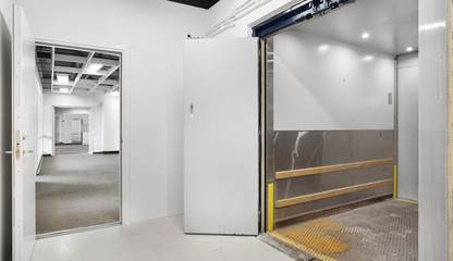 Lasthiss som ger möjligheten att nyttja del av lokalen som lager Ulvsundavägen 174