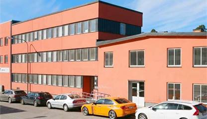 Framsidan av fastigheten med ingång till kontor och sociala ytor. Krossgatan 29