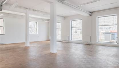 De stora skyltfönstren mot den trafikerade vägen bidrar till en utmärkt exponering för förbipasserande och potentiella kunder Ulvsundavägen 178 A