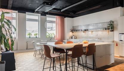 Ett rymligt, centralt placerat Kök med köksö – perfekt för både lunch och informella möten. Ranhammarsvägen 20