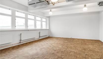 Lokalen har stora fönsterpartier som släpper in rikligt med dagsljus och skapar en inspirerande arbetsmiljö. Ranhammarsvägen 24