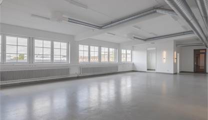 Inflyttningsklar lokal med stora fönsterpartier högst upp i huset Ranhammarsvägen 25