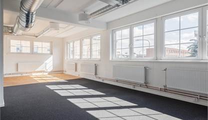 Stora fönsterpartier i olika väderstreck släpper in rikligt med dagsljus och skapar en behaglig arbetsmiljö. Ranhammarsvägen 25