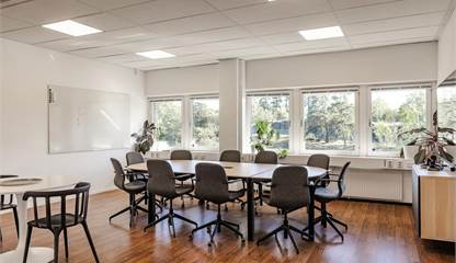 Konferensrum med stora fönster som skapar en ljus och inspirerande miljö. Fiskhallsvägen 16