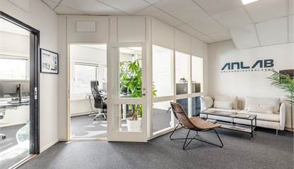 Ljusa kontorsrum med stora fönster – idealisk för enskilt arbete eller mindre möten. Fiskhallsvägen 16