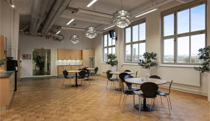 Rymlig och ljus socialyta med stora fönster, högt i tak och inbjudande atmosfär. Ranhammarsvägen 20