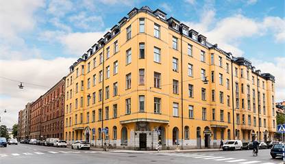 Husfasaden med egen ingång från hörnet Sibyllegatan 46