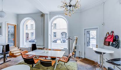 Lounge med flexibla och fasta arbetsplatser att hyra samt mötesbord för spontana möten Sibyllegatan 46