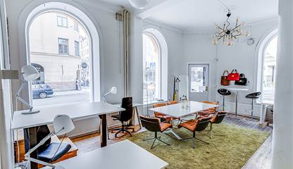 Lounge med flexibla och fasta arbetsplatser att hyra samt mötesbord för spontana möten Sibyllegatan 46
