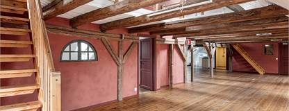 Från den öppna planlösningen finns det ytterligare två rum på översta planet Stora Östergatan 18