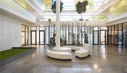 Välkomnande foajé i fastigheten Östra Varvsgatan 4