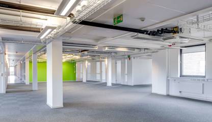 Kontorsinteriör med vita väggar. Boplatsgatan 8