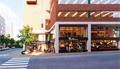 Husets restaurang med uteservering i hörnet Franzéngatan/Nordenflychtsvägen Franzéngatan 17