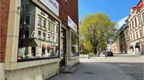 Närbild på fasaden mot parken butik 79 kvm Kyrkogatan 21